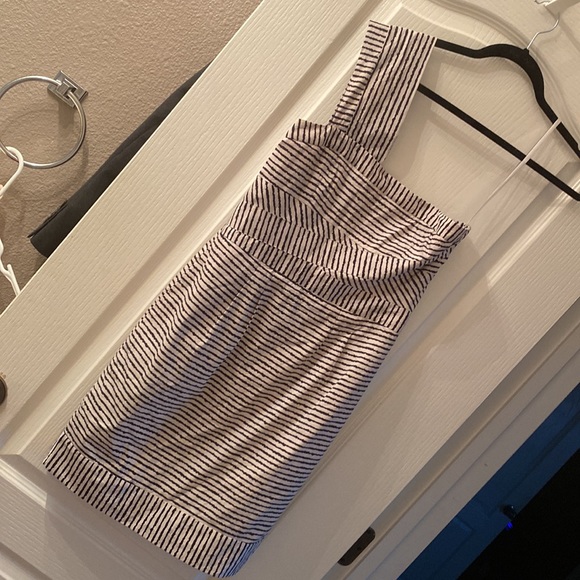 BCBGMaxazria Zebra Stripe One Shoulder Square Neck Stylish Cocktail Party Dress - Picture 5 of 12